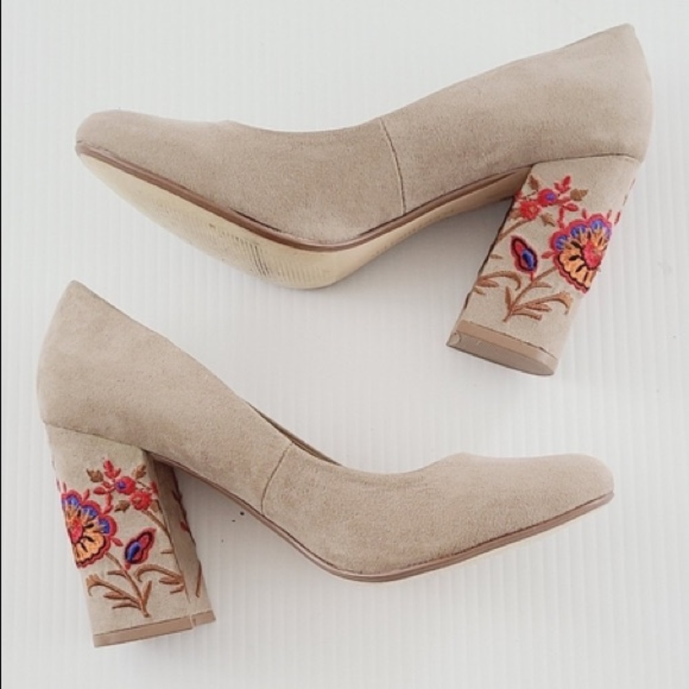 Restricted Embroidered Heel - Picture 5 of 5